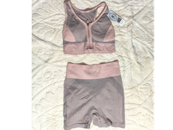 Conjunto deportivo top con cierre con short.