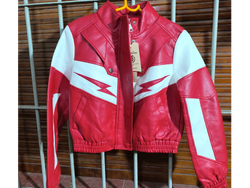 Campera ecocuero talle S color roja y blanco