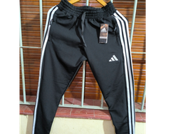 Joguins Adidas talle S, M, L, XL. De color negro con líneas blancas
