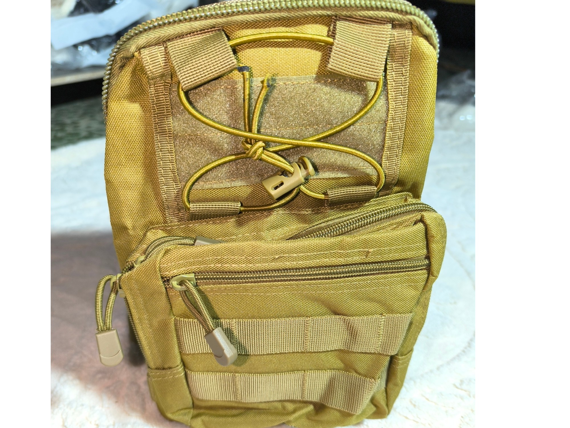 Morral con cierres y varios compartimentos con colgante y manija