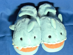 Pantuflas tiburón de color celeste números: 28-29