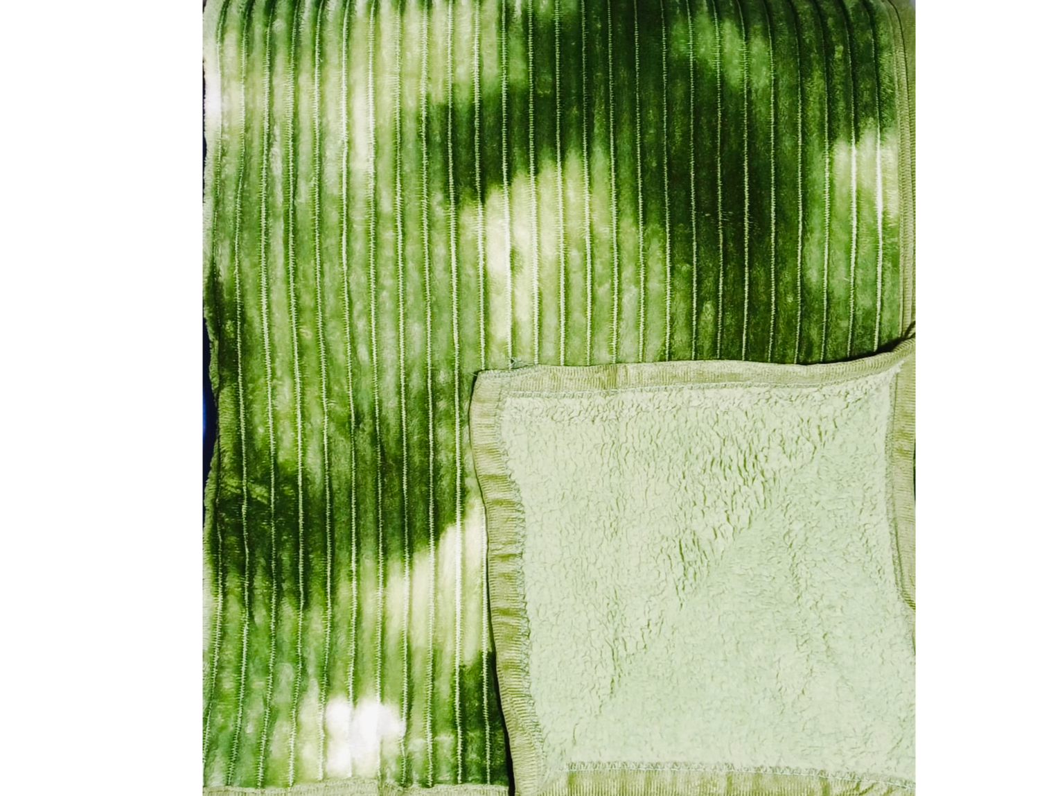 Manta con corderito veteada de color verde