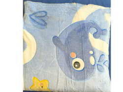 Manta luminosa de dos plazas con ballenas de color celeste