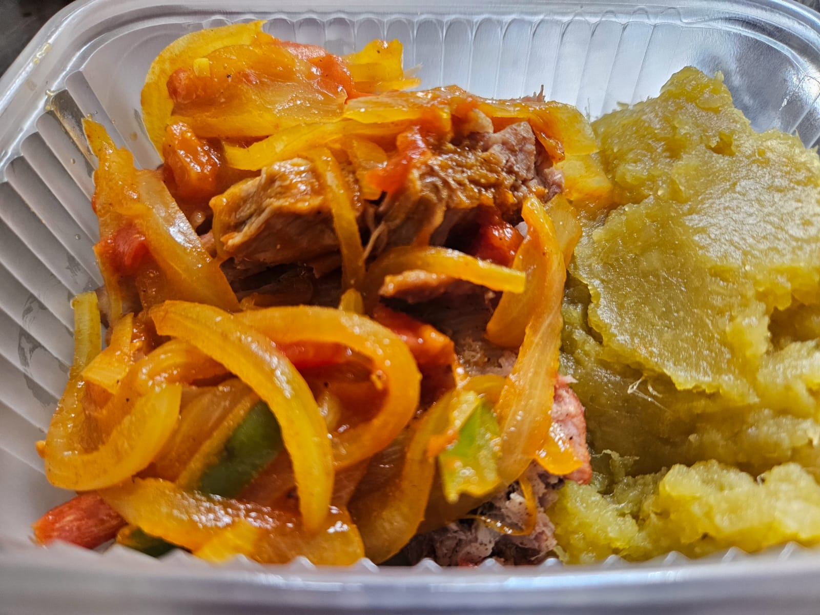 Bondiola a la criolla con pure de batata