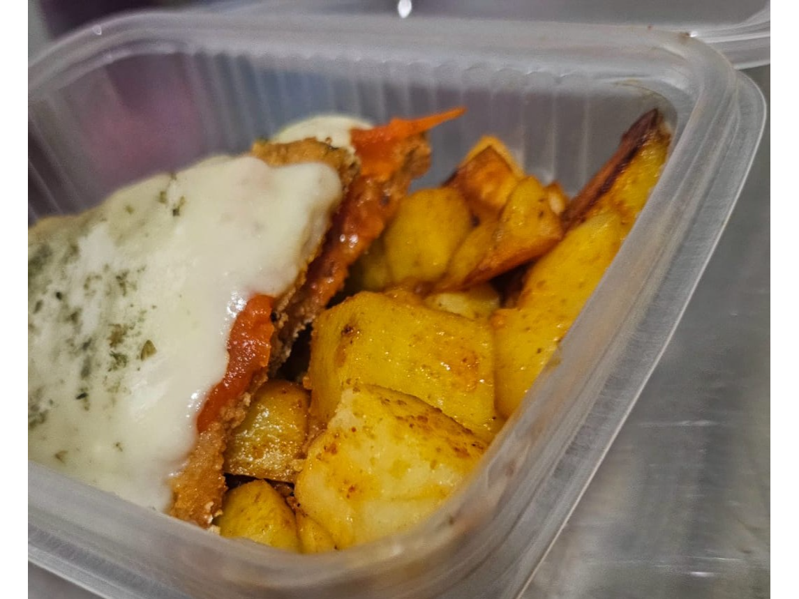 Milanesas de berenjena napolitanas con papas al horno