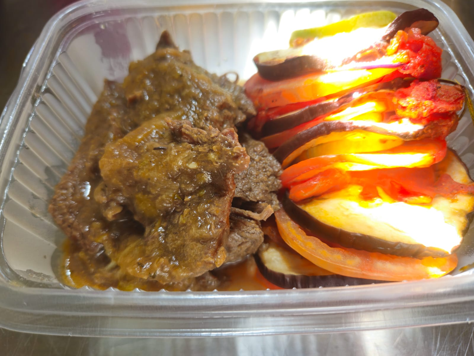 Carne braseada con mix de verduras al horno