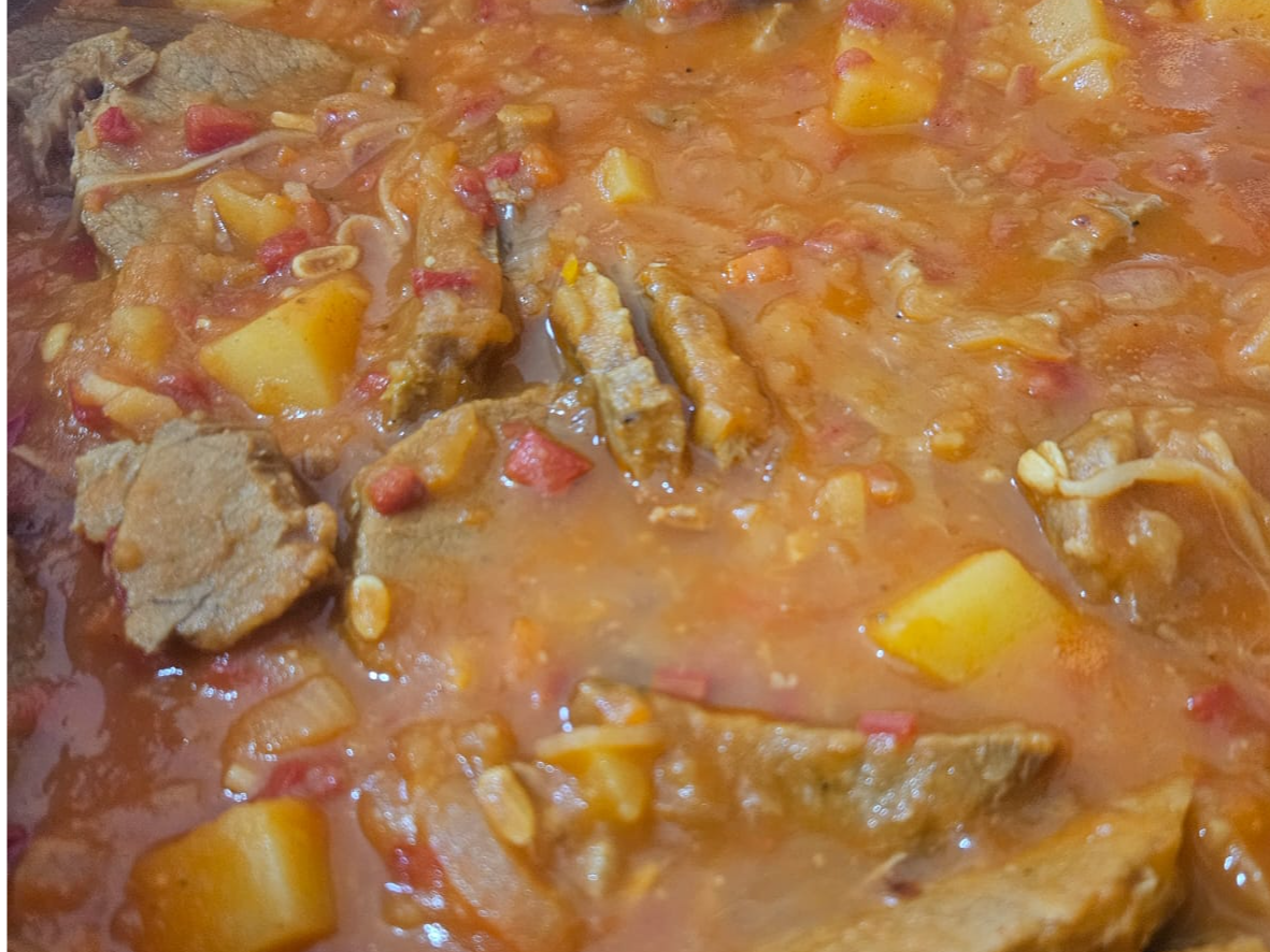 Estofado de carne con pure de papa o zanahoria