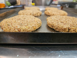Hamburguesas lentejas y avena con mix de vegetales al horno