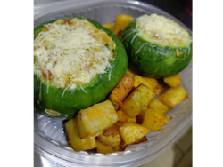 Zapallitos rellenos gratinados con papas al horno