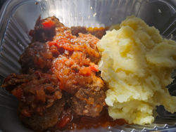 Albóndigas con salsa roja acompañadas con puré de papa