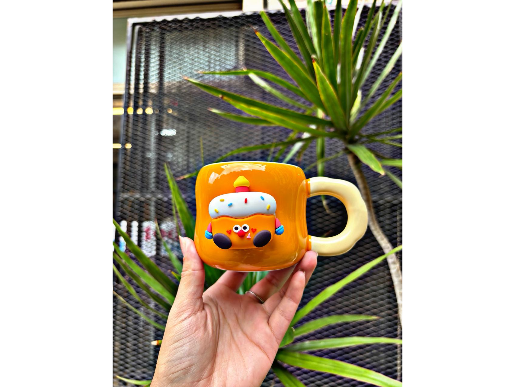 TAZA DE CERAMICA CON APLIQUE ANIMALITOS