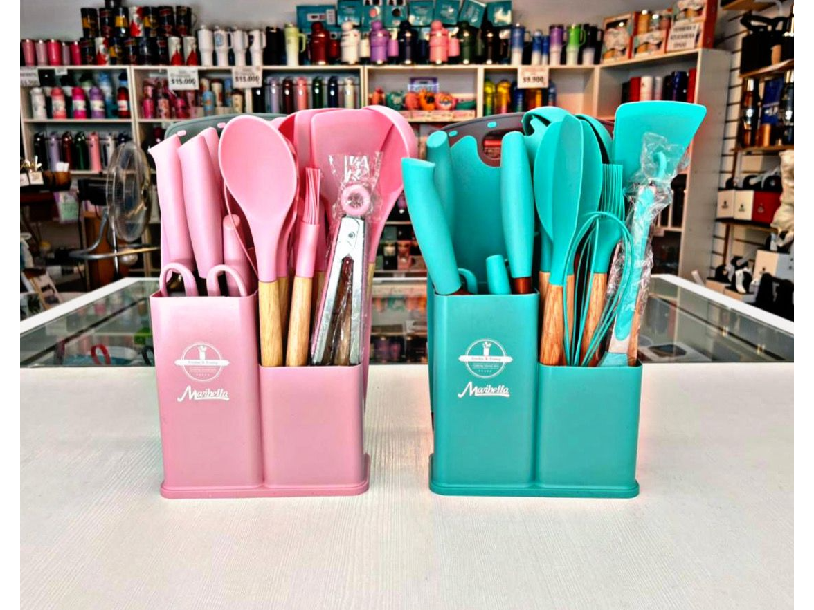 SET DE UTENSILIOS DE SILICONA CON TABLA