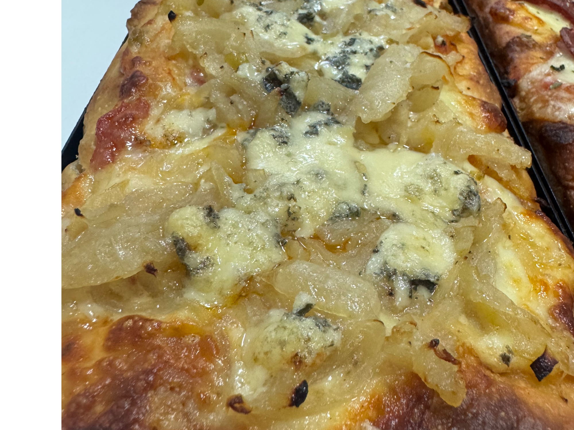 PORCION DE TAGLIO DE CEBOLLA Y ROQUEFORT