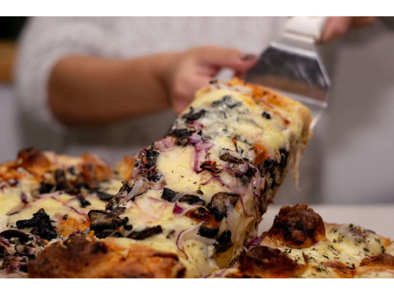 PIZZA AL TAGLIO "DE HONGOS"