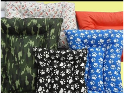 COCHONETA LONA ESTAMPADA REFORZADA, ANTIDEGARRO CON BASE EN FIRSELINA 80 GRAMOS,RELLENA CON COPOS DE GOMA ESPUMA DE ALTA DENCIDADCON COPOS DE GOMA ESPUMA DE ALTA DENCIDAD