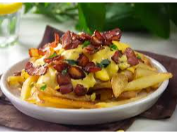 Papas con Cheddar, Bacon y Verdeo