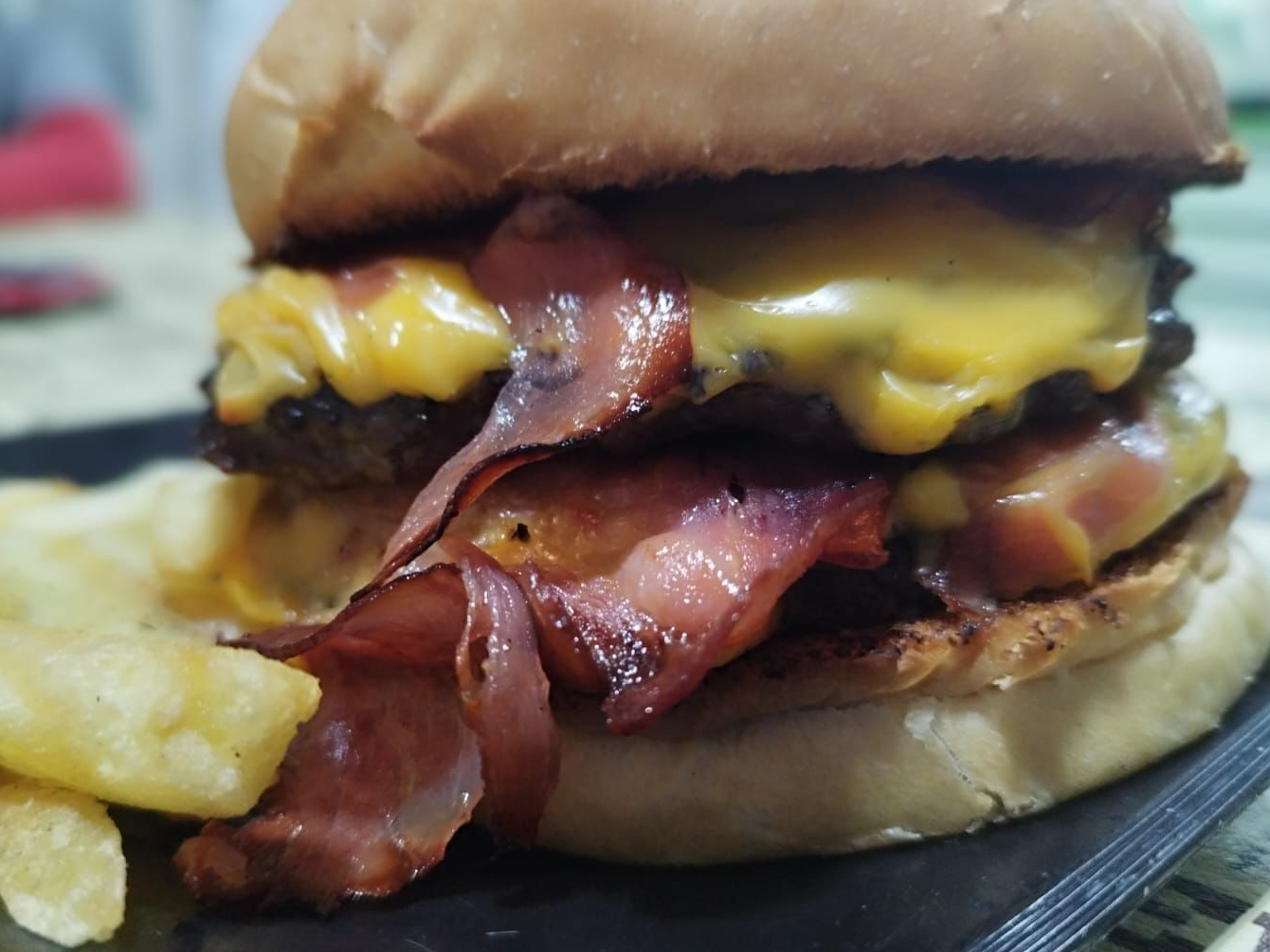 2 burgers dobles con cheddar y panceta + papas