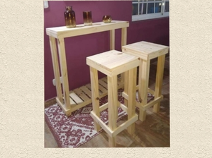 Desayunador con dos banquetas de Deco maderas