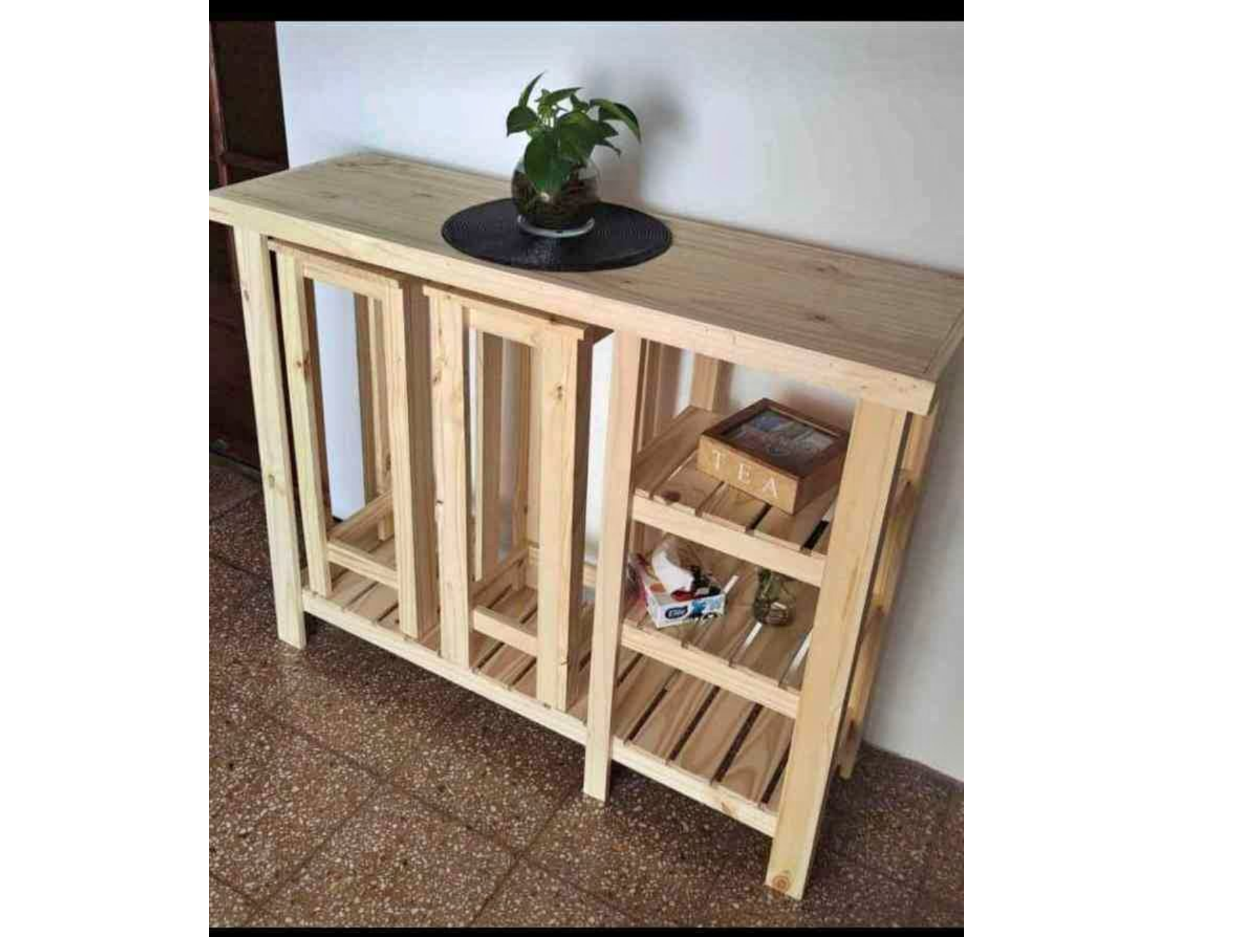 Barra con estantes sola o con taburetes de Deco maderas
