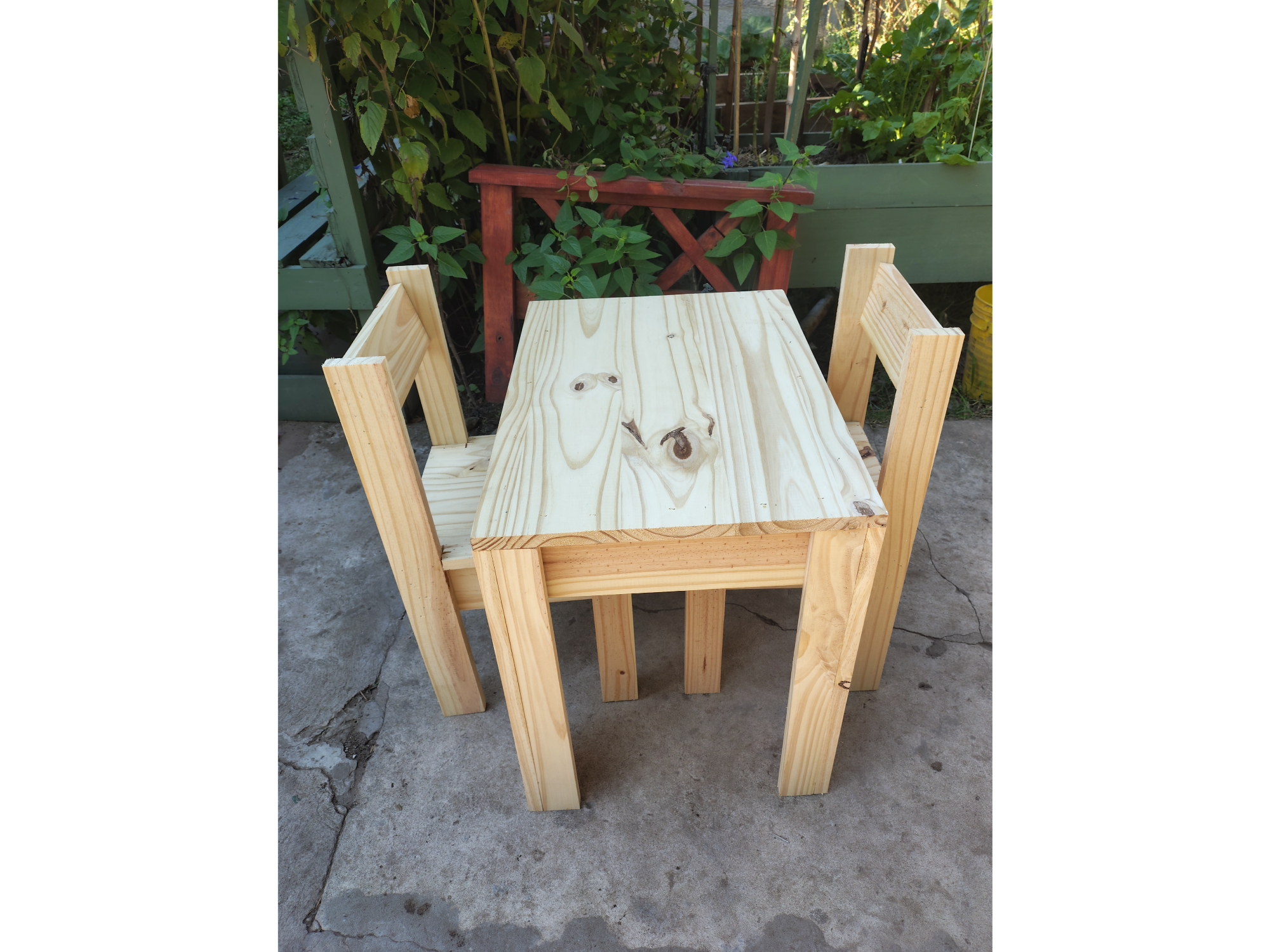 Mesita con bancos infantil