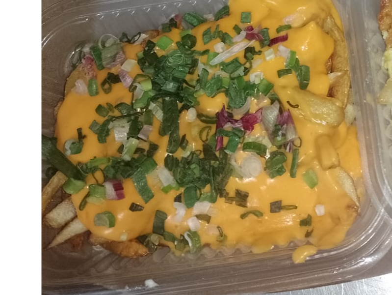 Papas con cheddar y verdeo