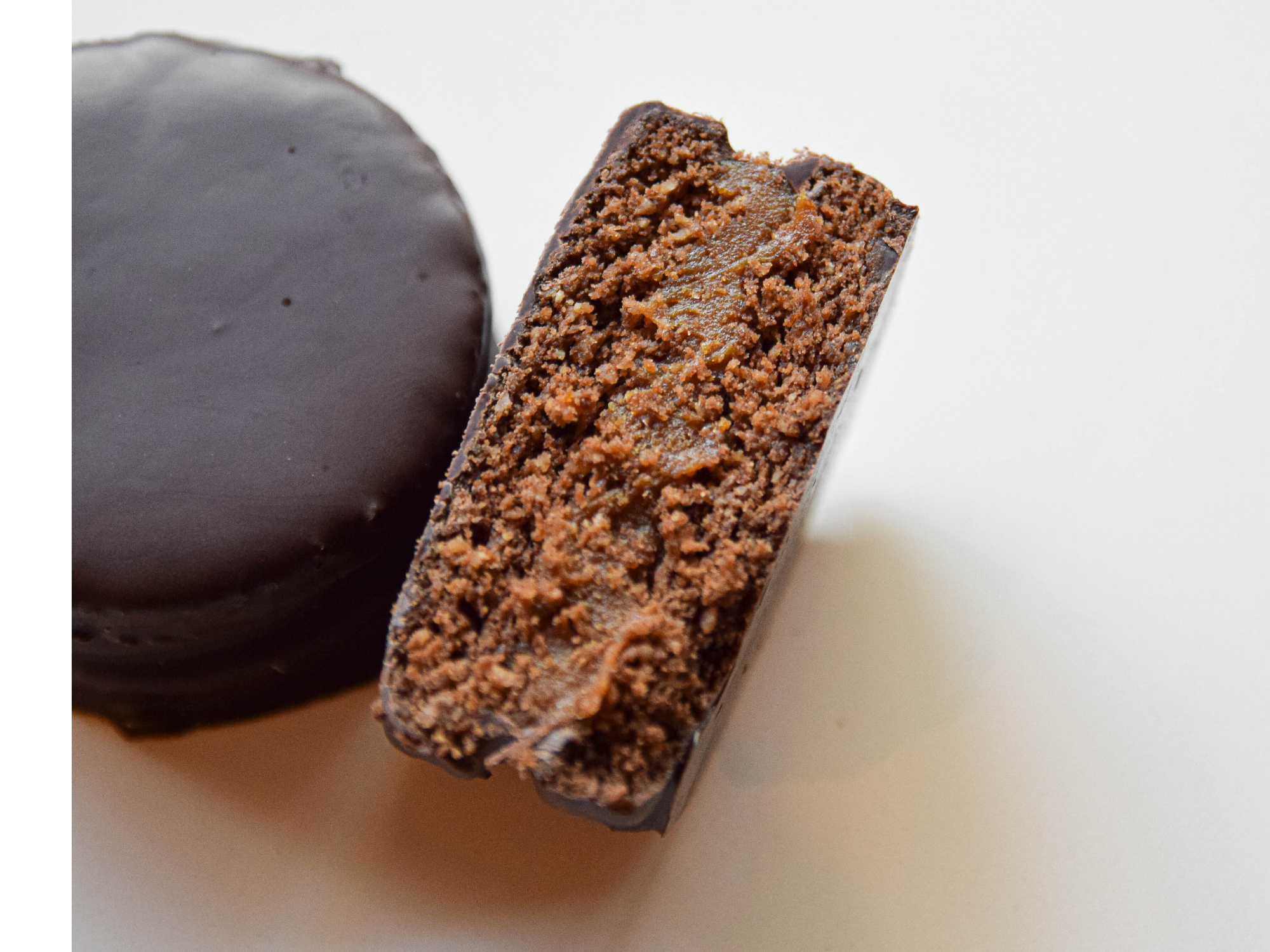 ALFAJORES DE CACAO BAÑADOS EN CHOCOLATE KETO