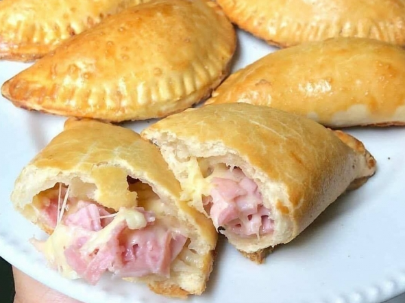 EMPANADA DE JAMON Y QUESO (Congelada lista para cocinar)