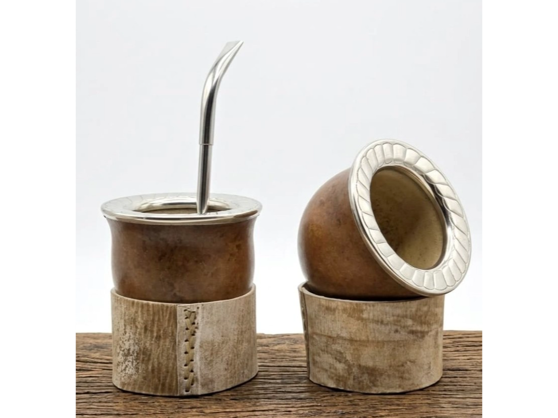 Mate criollo con virola cincelada y aplique