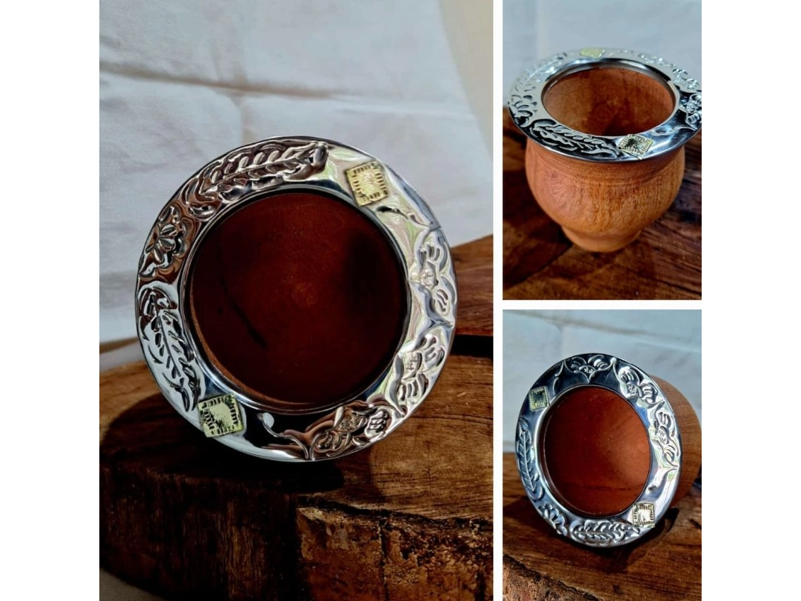 Algarrobo cincelado con aplique