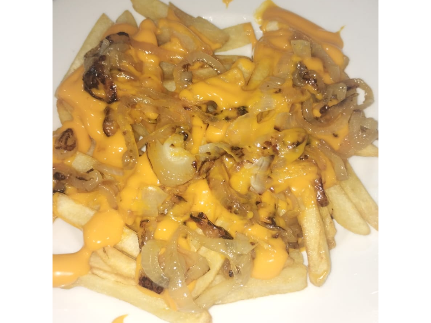 Papas con cheddar y exquisita cebolla caramelizada