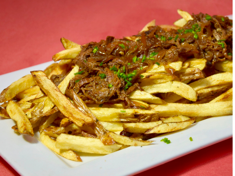 Papas fritas con carne mechada y salsa de queso