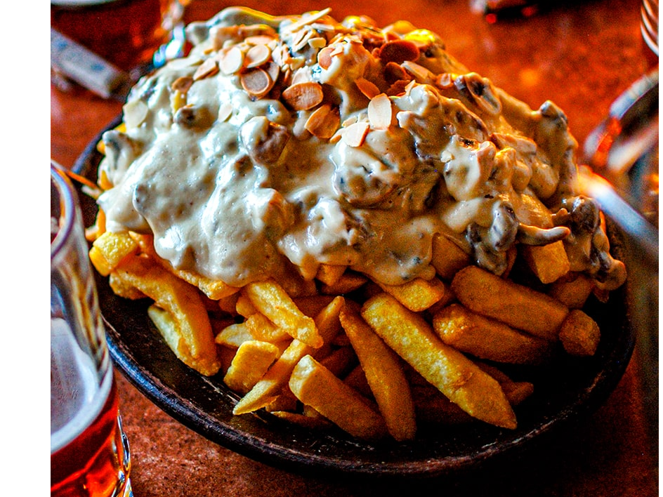 Papas fritas con champiñones y salsa de queso