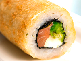 Hand roll de salmón