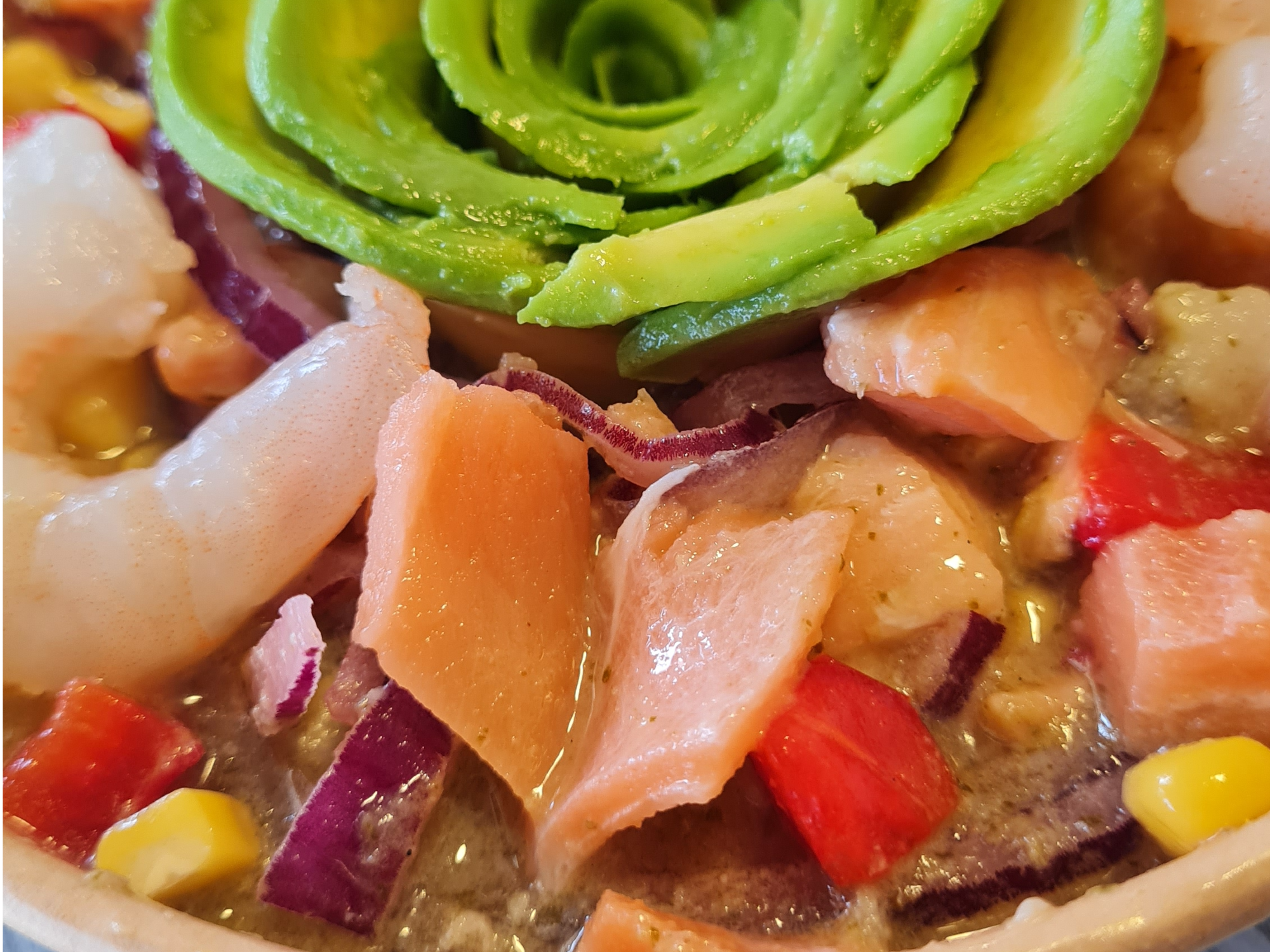 Ceviche de salmón y camarón