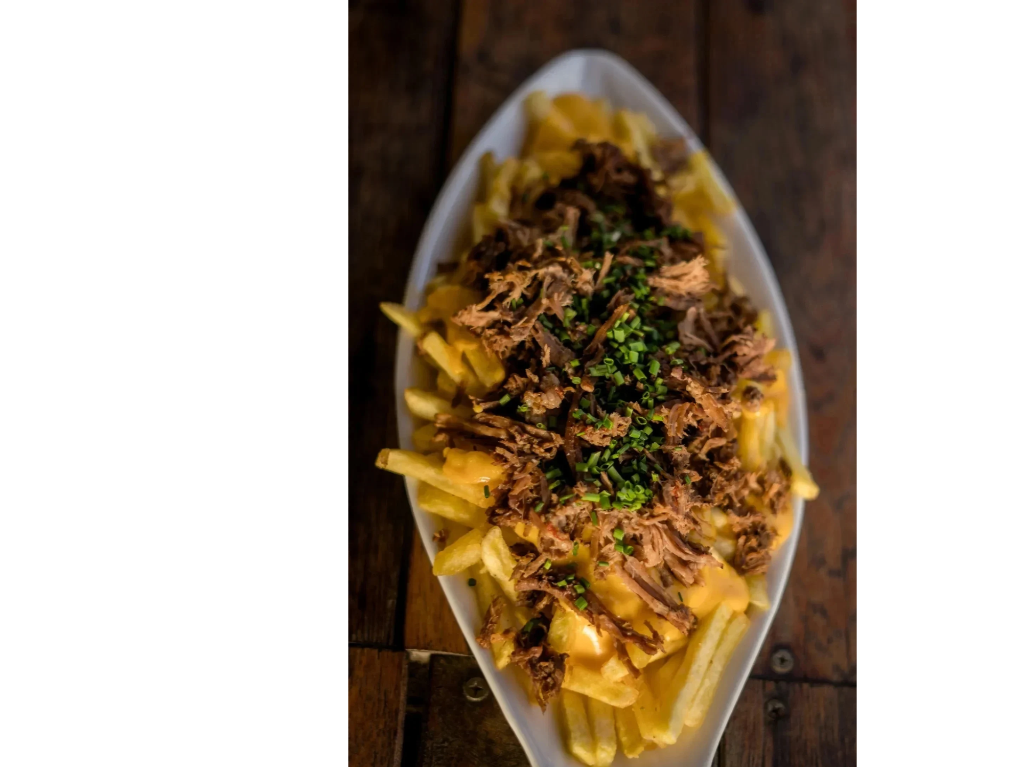 Papas fritas con carne mechada y salsa de queso