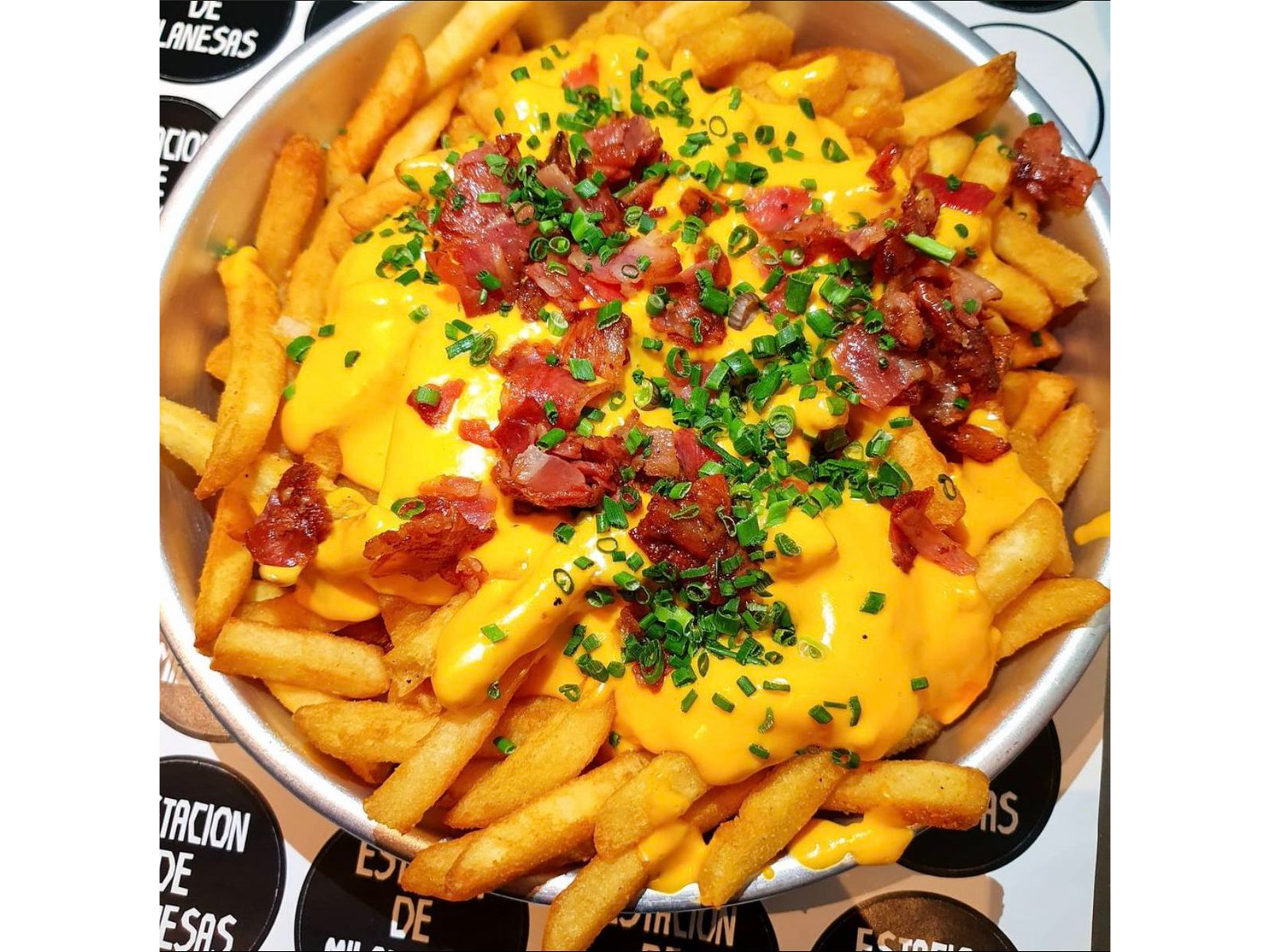Papas cheddar y bacon