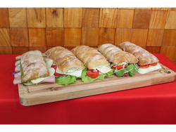 Mortadela con pistachos, queso, tómate y lechuga