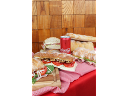 Ternera, morrones, huevo y aceitunas