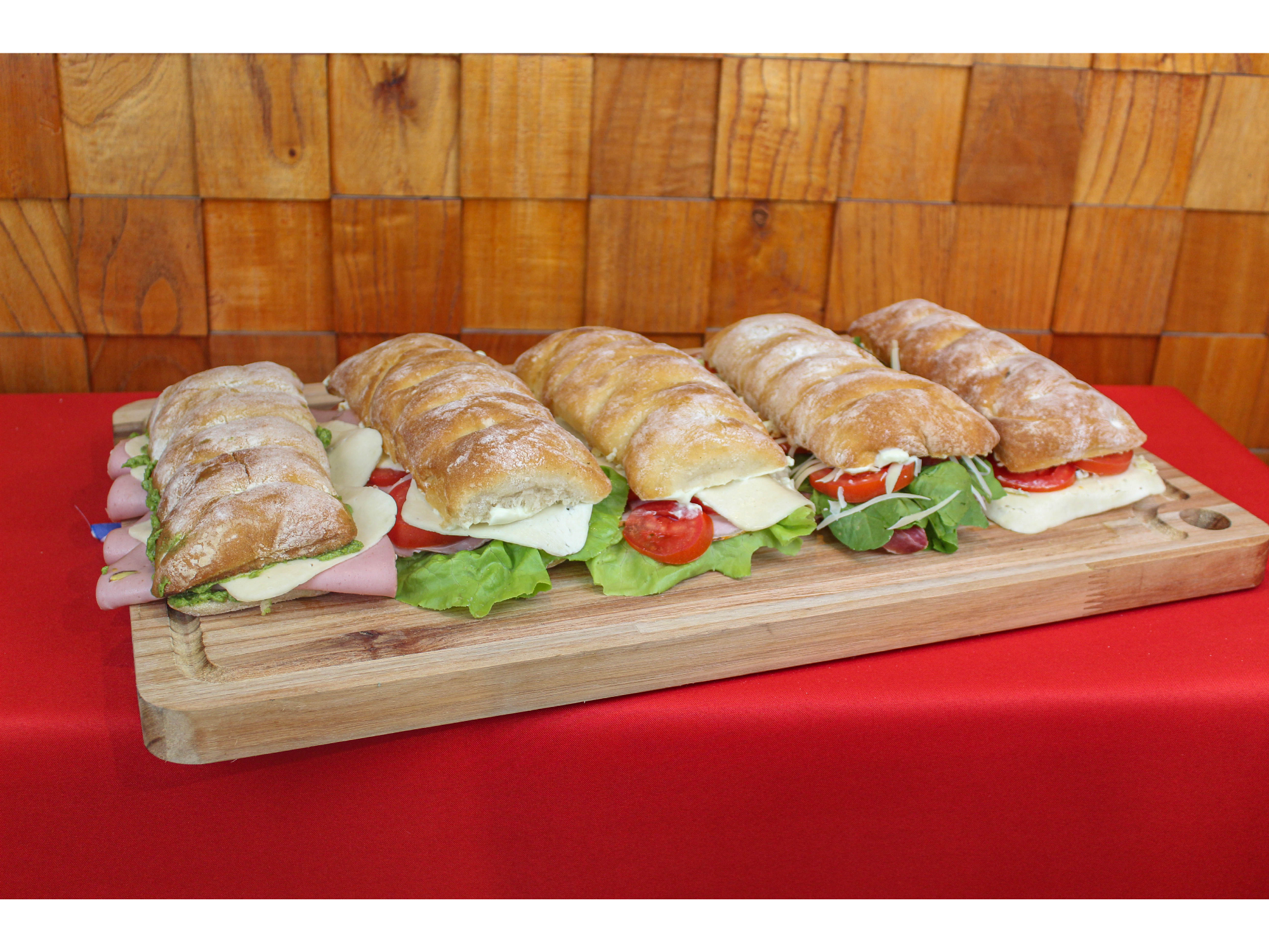 Mortadela con pistachos, queso, tómate y lechuga