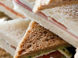 Jamón cocido y queso dambo en pan blanco