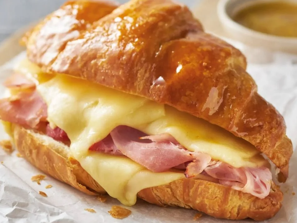Medialuna con jamon y queso