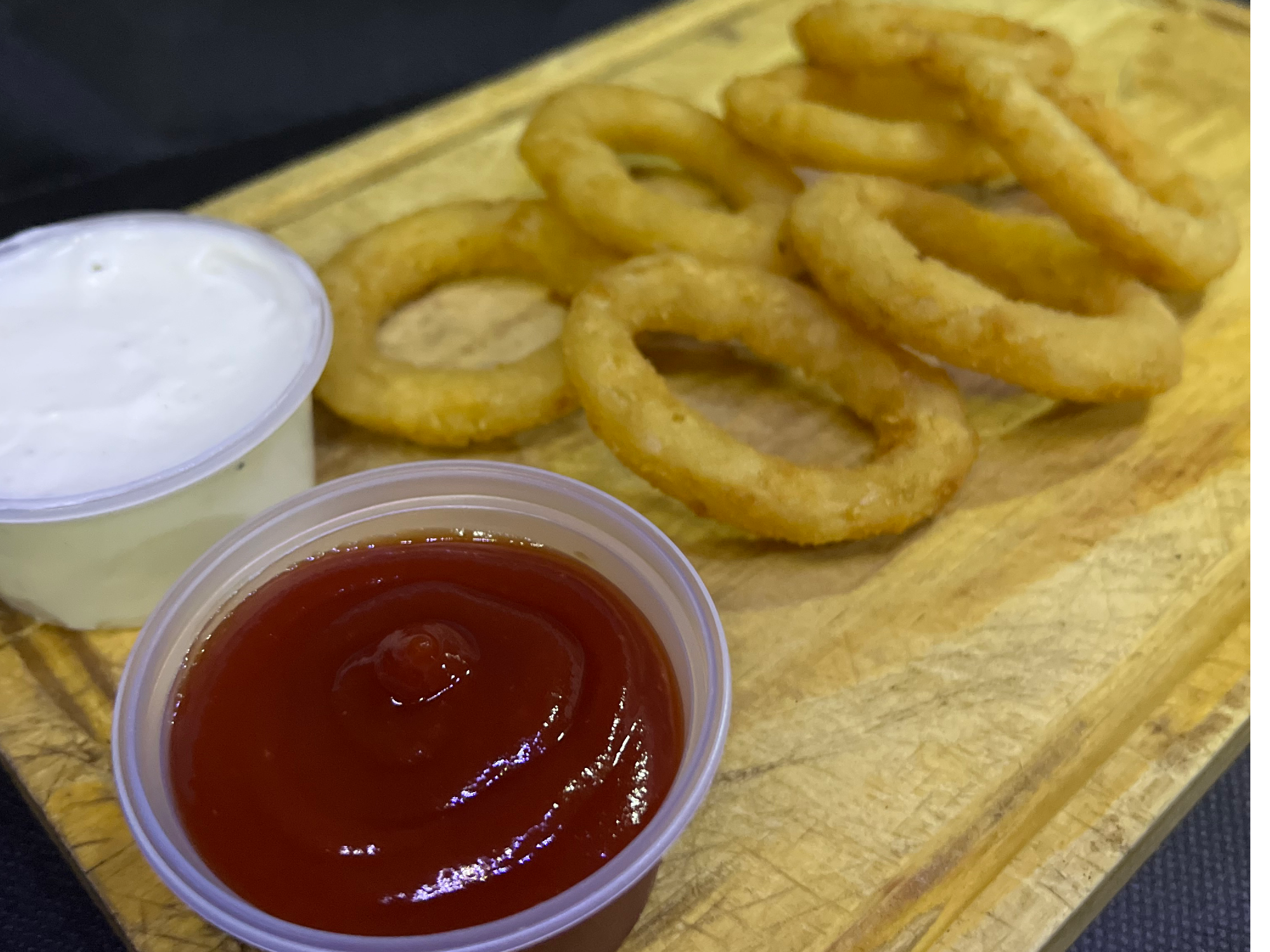 Aros de cebolla x 6 + Papas + 2 aderezos