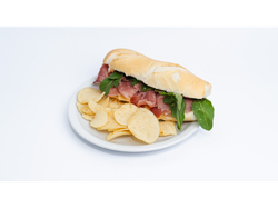 JAMON CRUDO, RUCULA, TOMATES HIDRATADOS Y PARMESANO