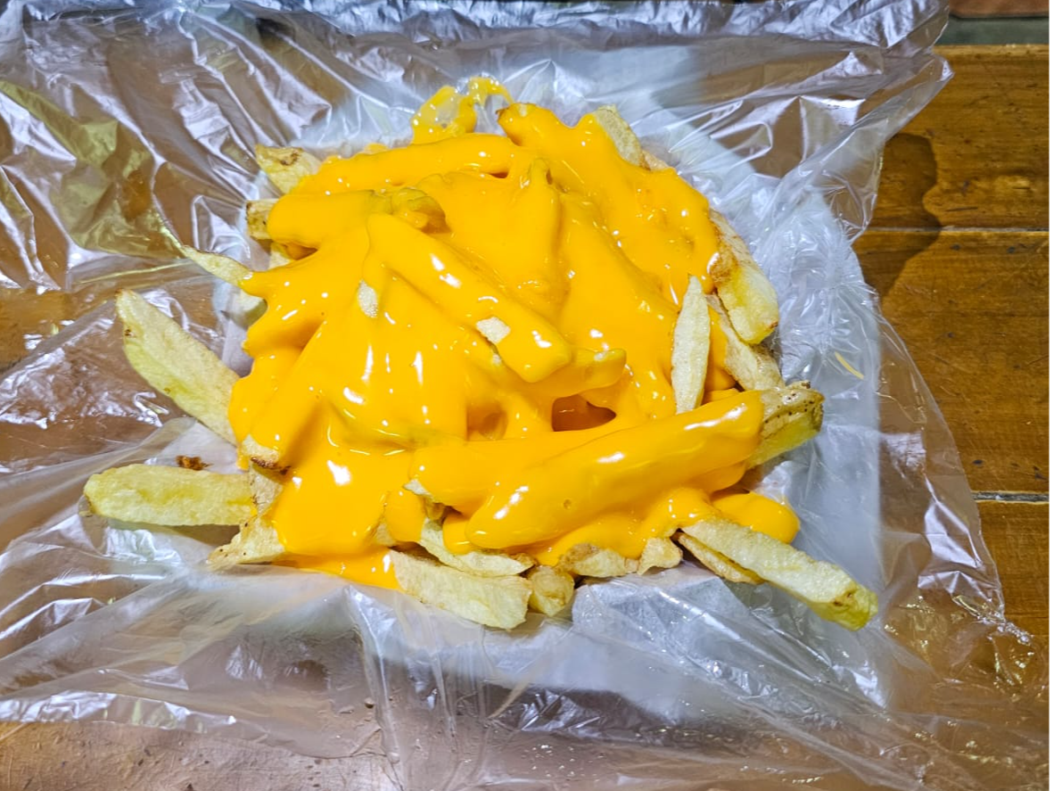 Papas fritas con cheddar