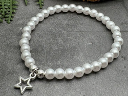 Pulsera de perlas simple con dije