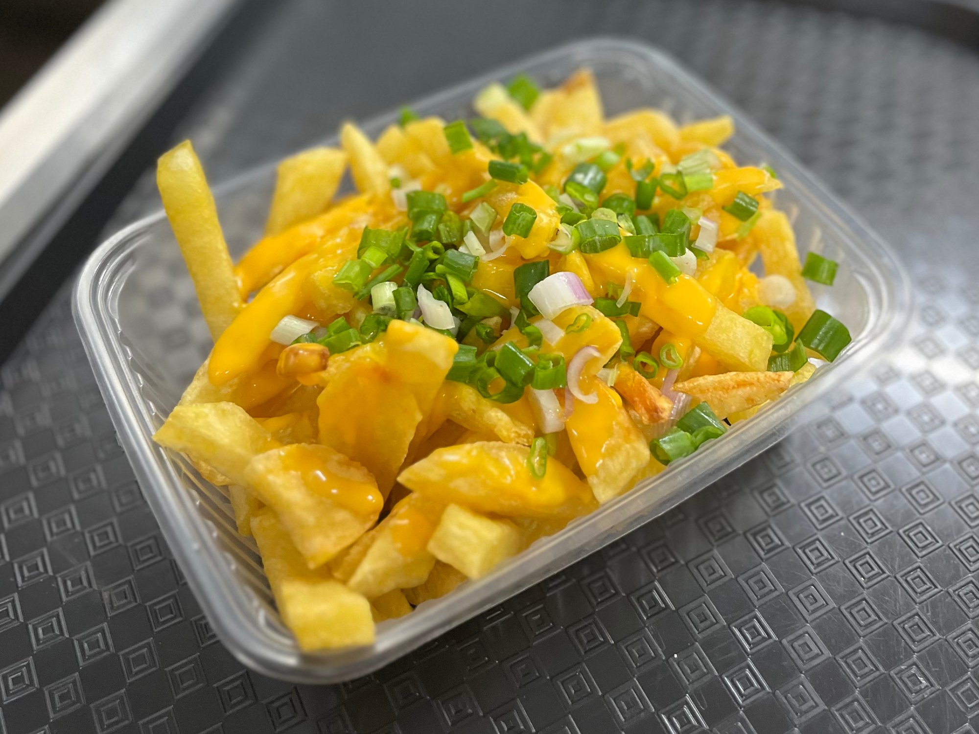 Papas con cheddar y verdeo