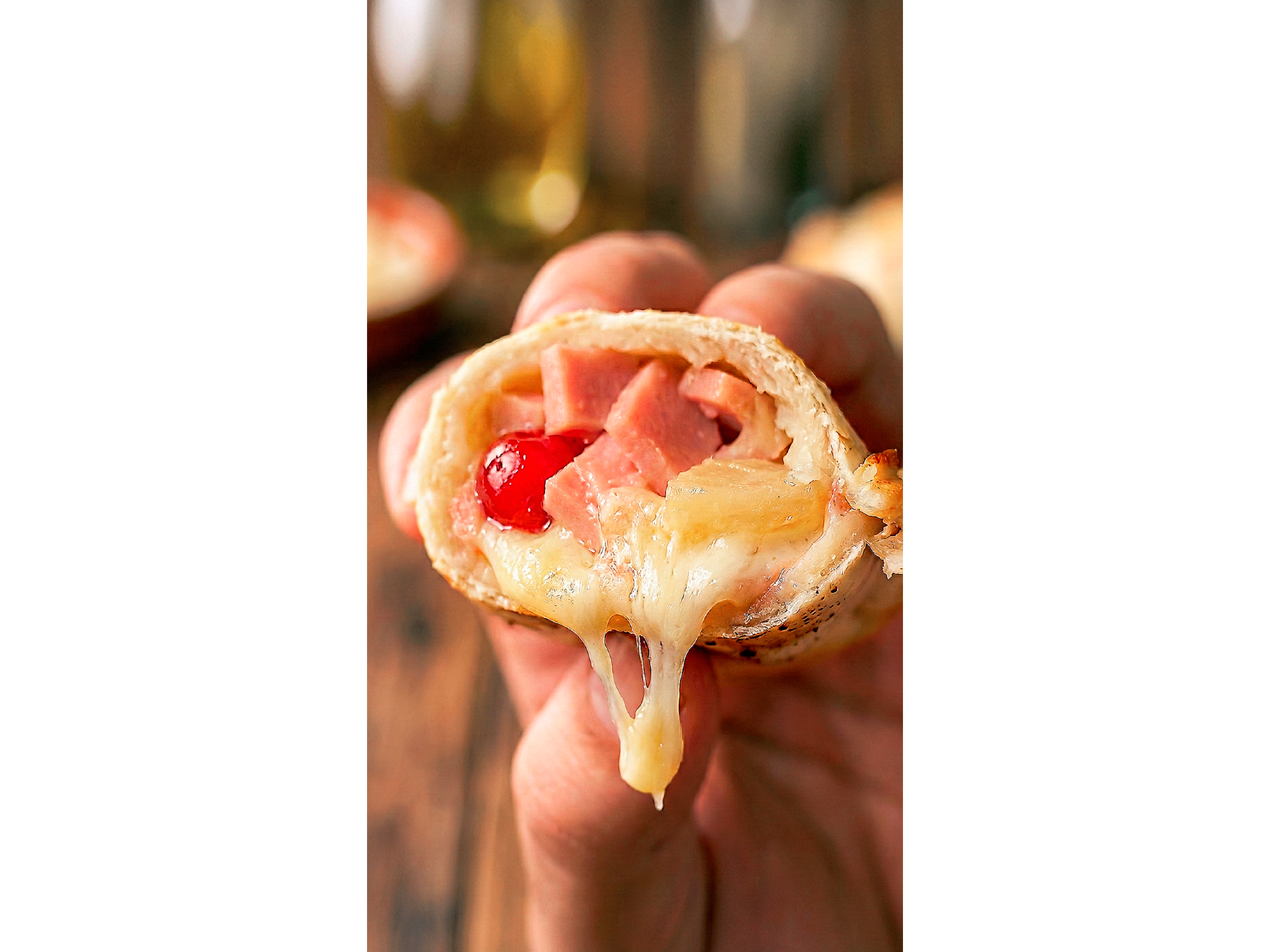 Jamón, muzzarella, ananá y cerezas