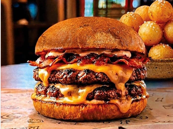 Hamburguesa Titan + lata de gaseosa