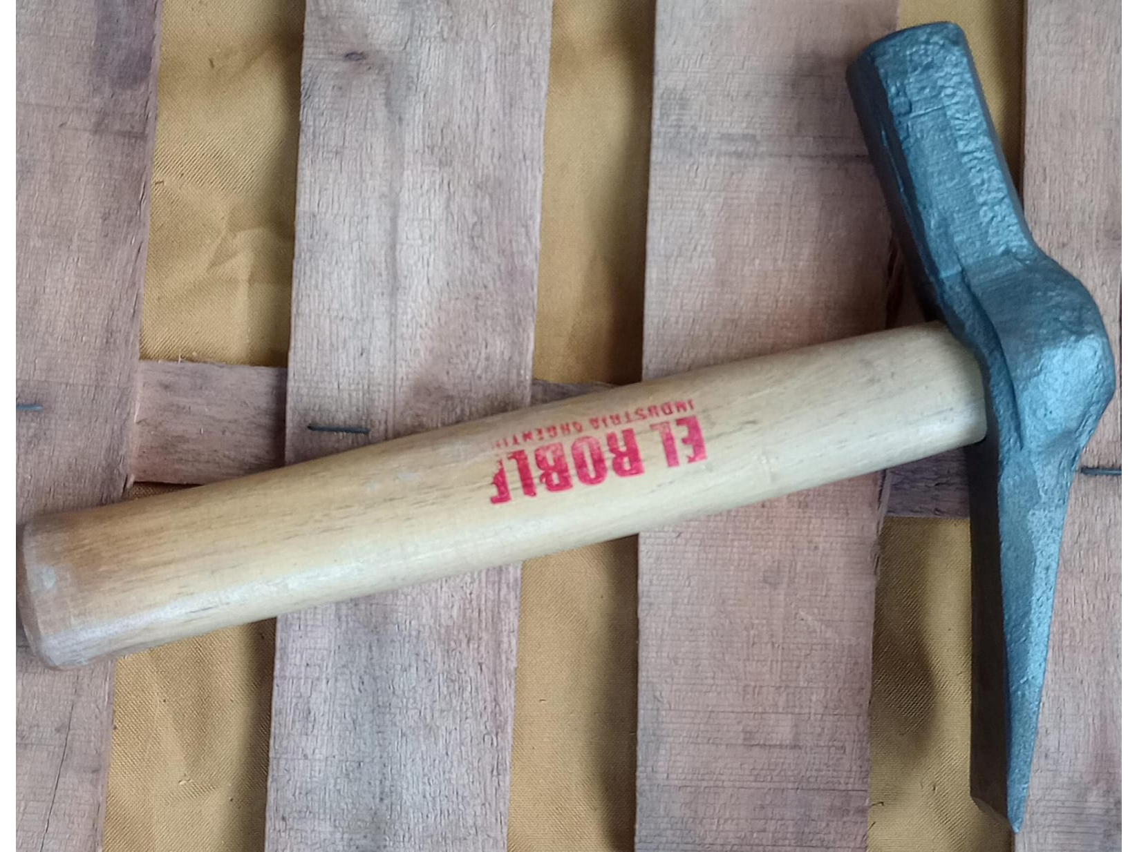 ACHUELA PARA ALBAÑIL CON CABO Y MARTILLO
