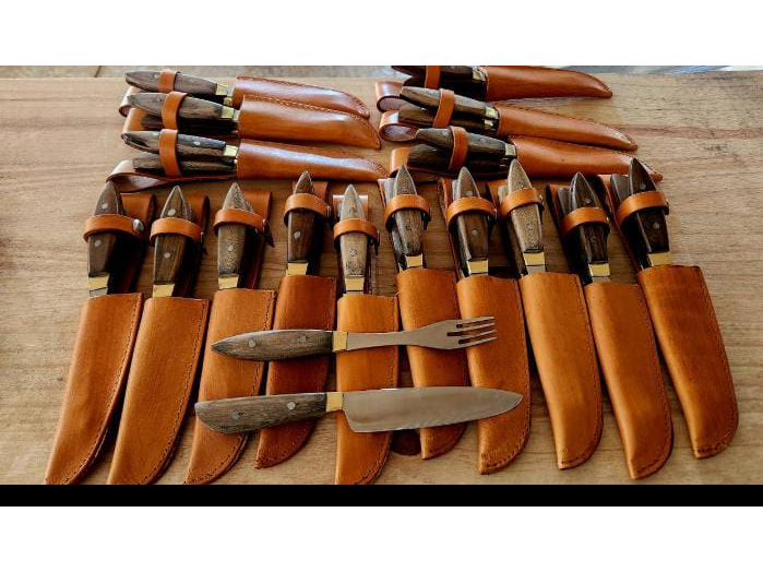 Juego de cuchillo y tenedor con baina
